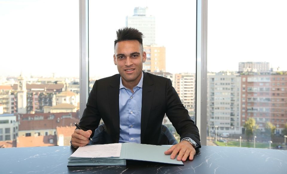 Lautaro signs new contract until 2026